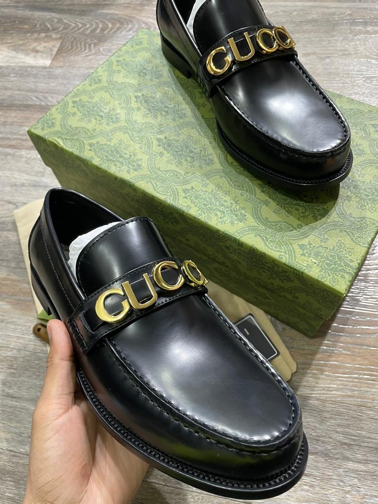 GUCCI || CARA LOGO EMBELLISHED TEXTURED CALF LEATHER LOAFER FOR MEN