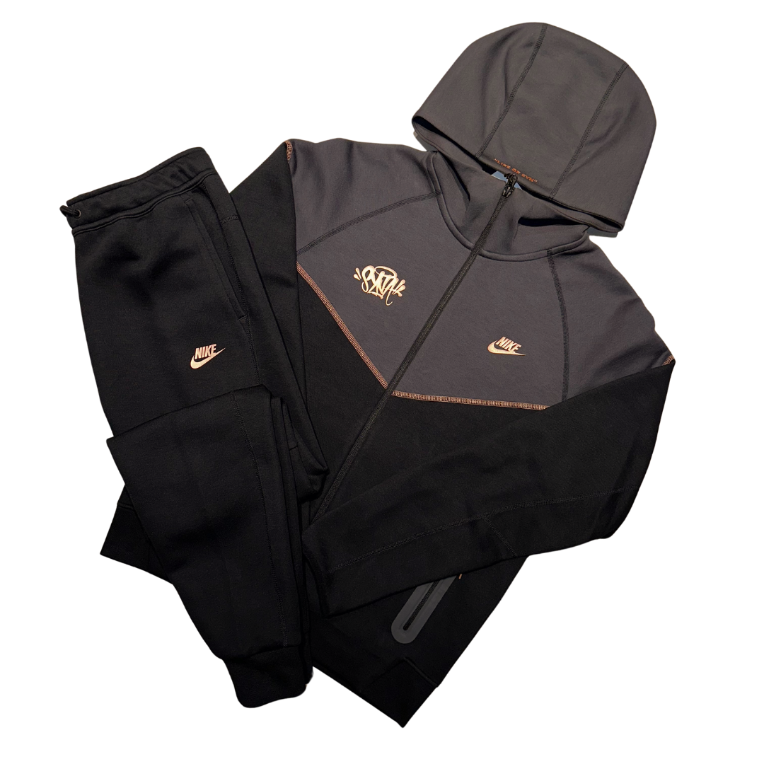 SYNA WORLD X NIKE TECH FLEECE TRACKSUIT - BLACK