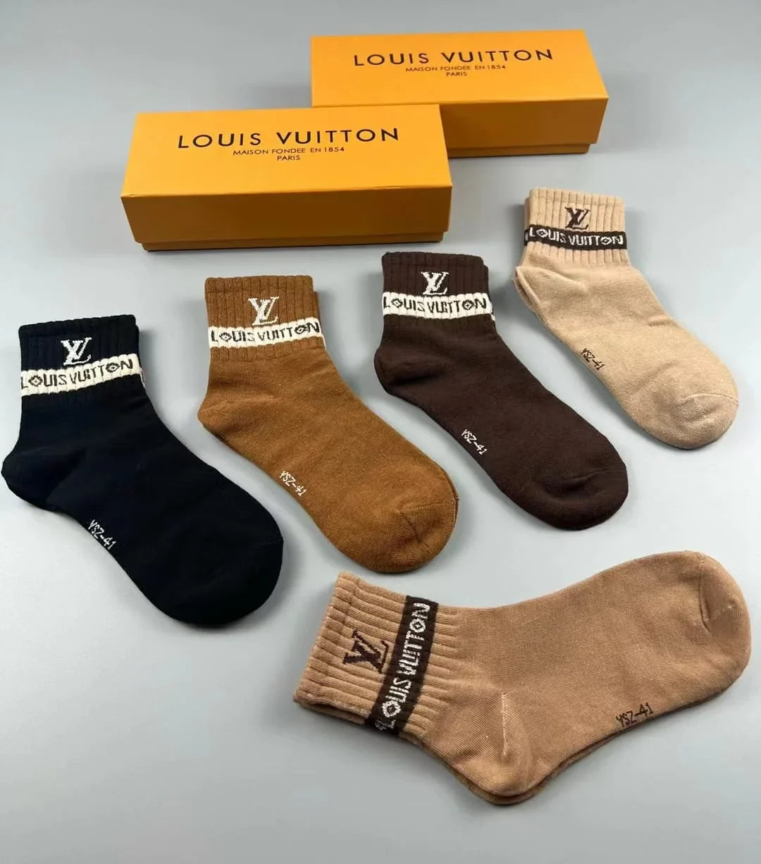 LOUIS VUITTON || Unisex Plain LV Logo Socks Pack Of Five