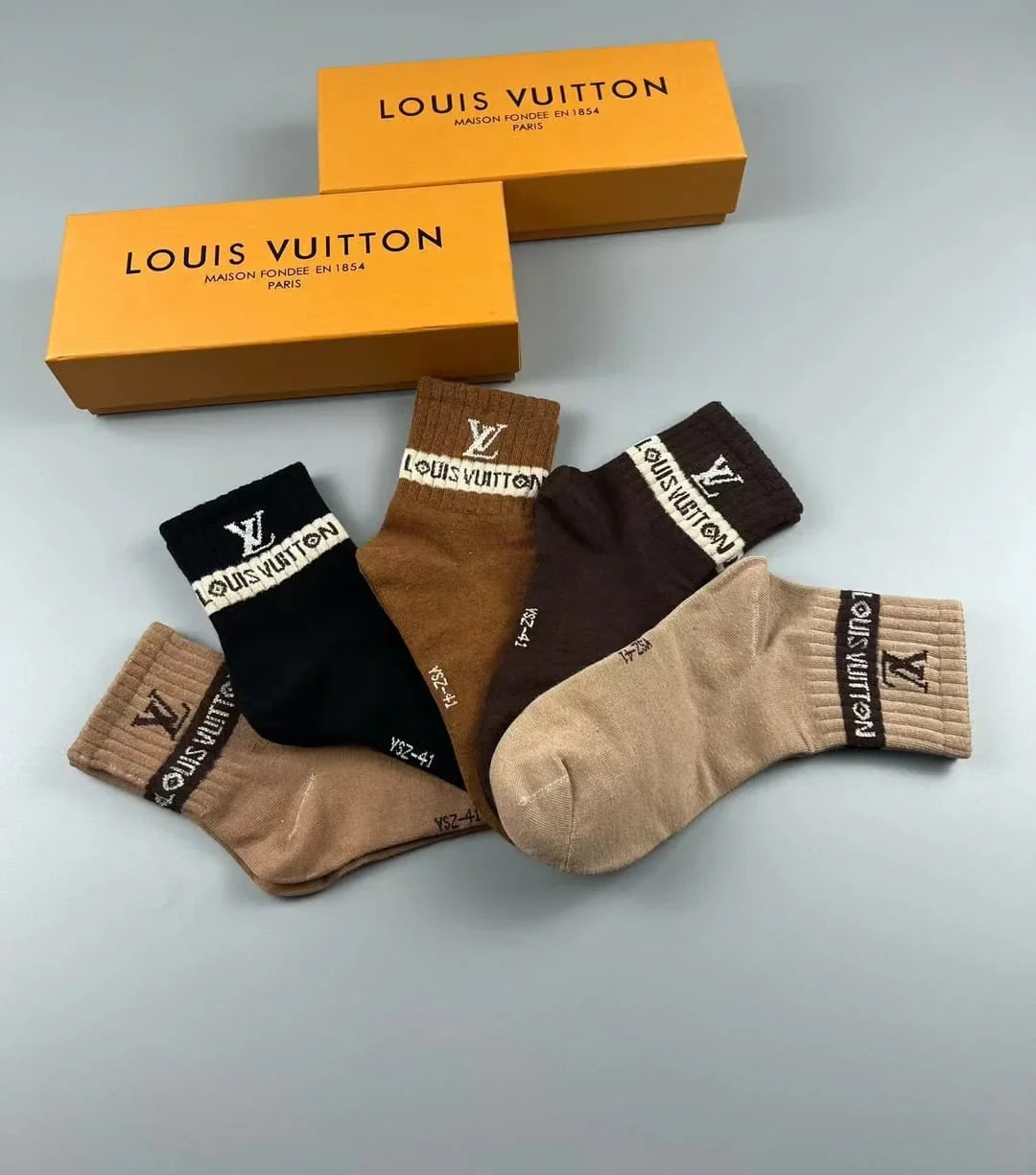 LOUIS VUITTON || Unisex Plain LV Logo Socks Pack Of Five