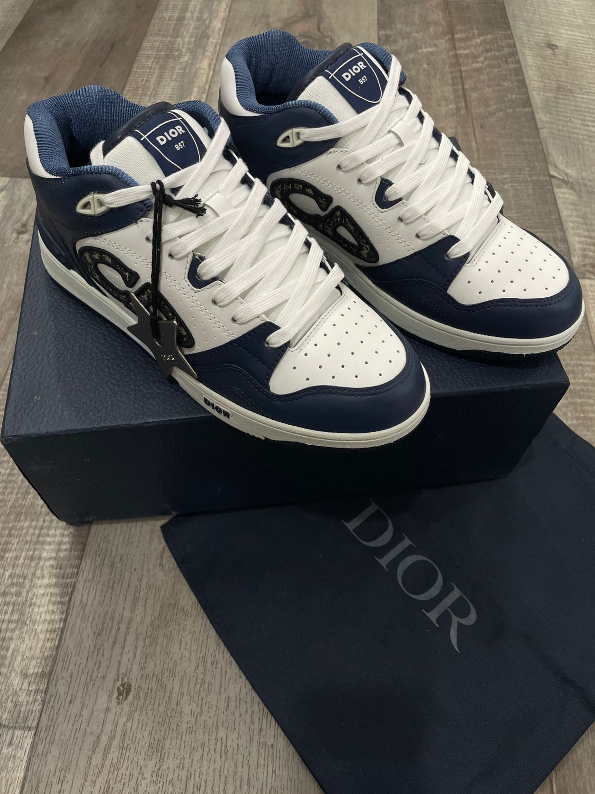 CHRISTIAN DIOR || Mid-Top Sneaker Navy Blue and White Smooth Calfskin Dior Oblique Jacquard