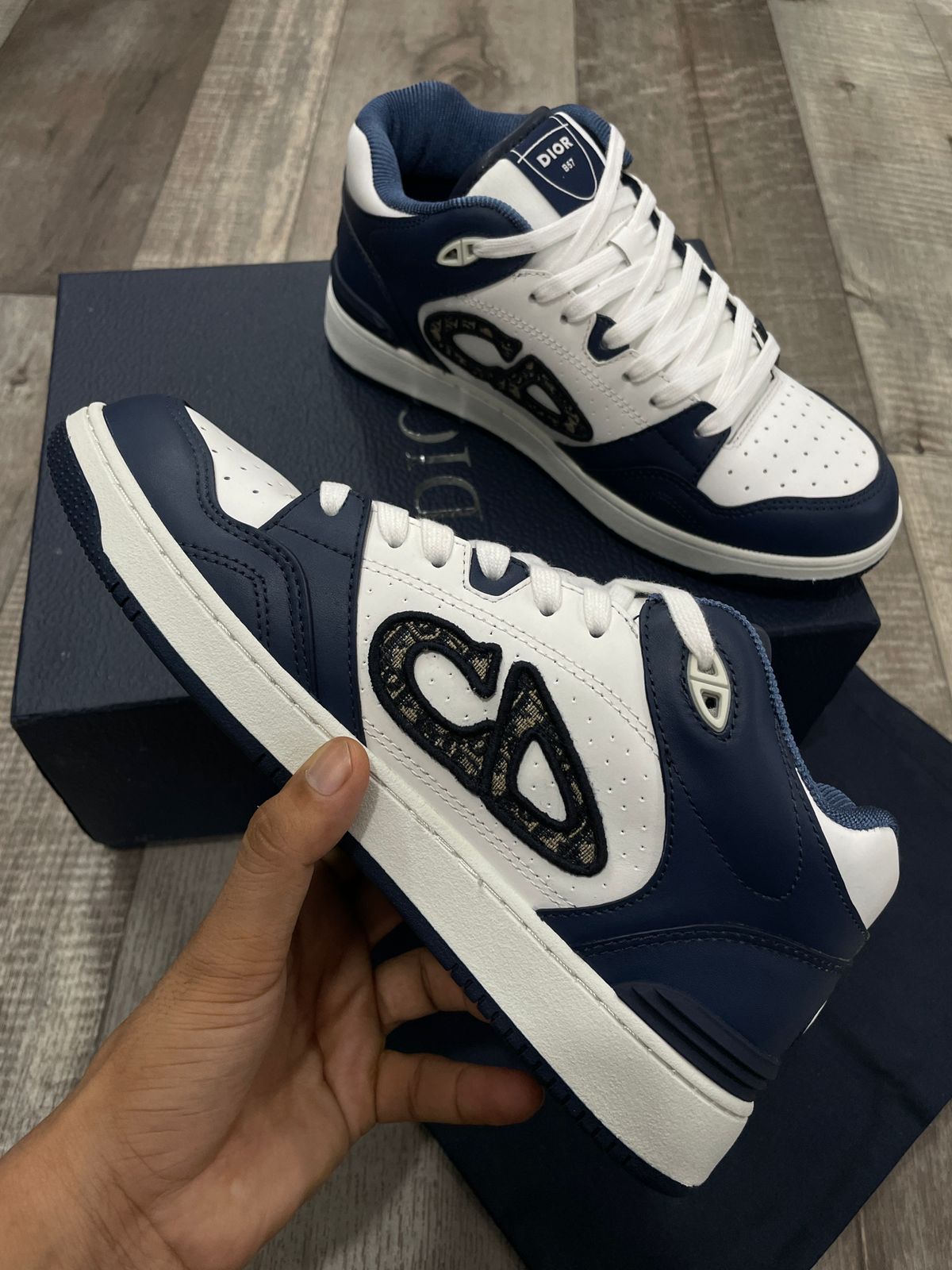 CHRISTIAN DIOR || Mid-Top Sneaker Navy Blue and White Smooth Calfskin Dior Oblique Jacquard