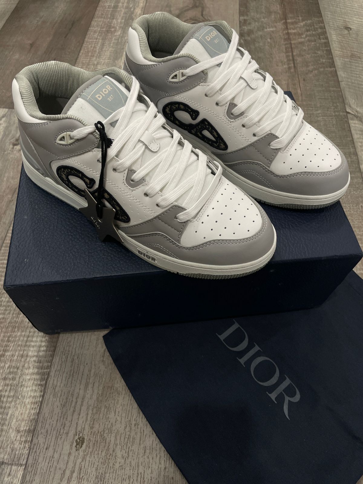 CHRISTIAN DIOR || Mid-Top Sneaker Grey and White Smooth Calfskin Oblique Jacquard Sneaker