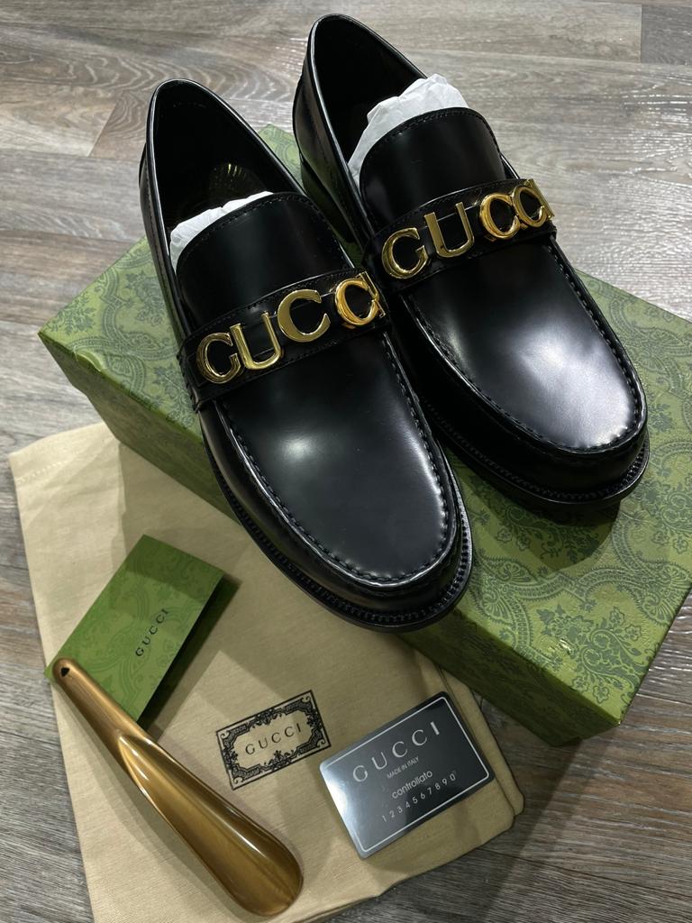 GUCCI || CARA LOGO EMBELLISHED TEXTURED CALF LEATHER LOAFER FOR MEN