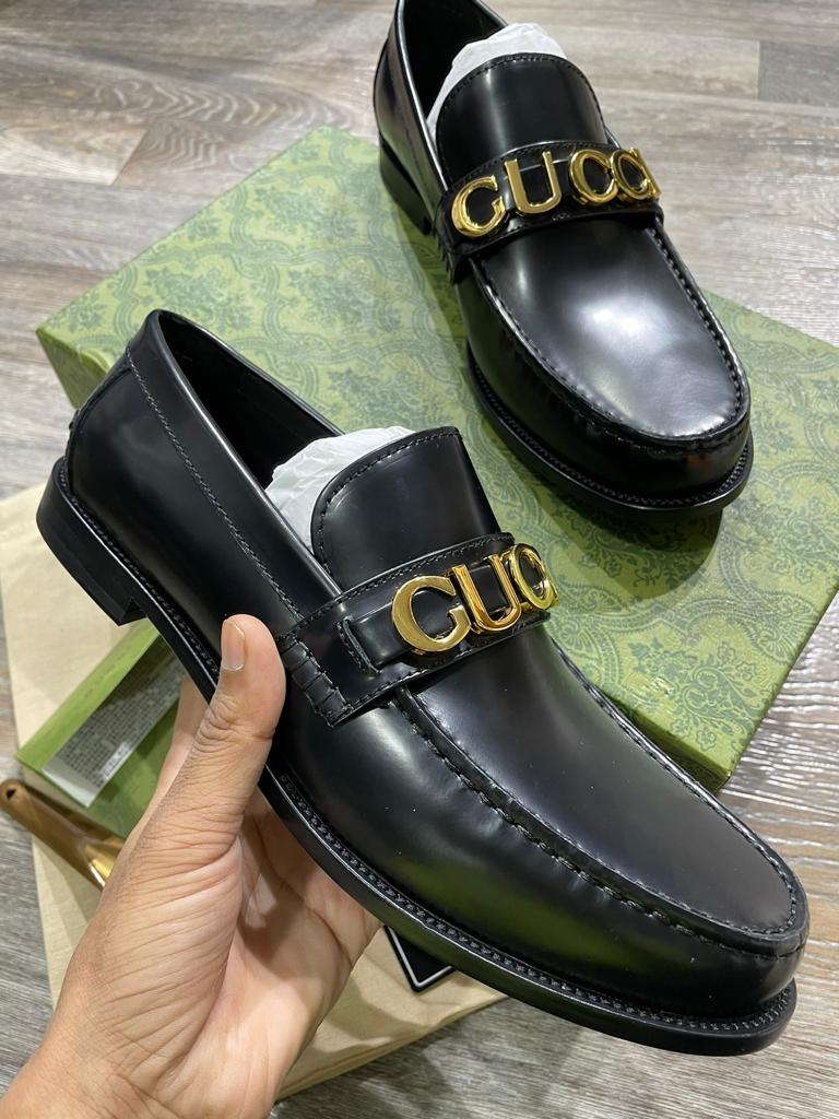 GUCCI || CARA LOGO EMBELLISHED TEXTURED CALF LEATHER LOAFER FOR MEN