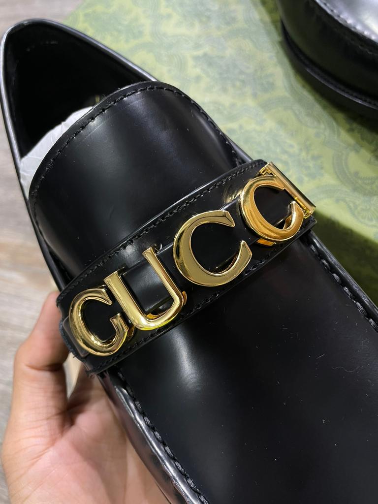 GUCCI || CARA LOGO EMBELLISHED TEXTURED CALF LEATHER LOAFER FOR MEN