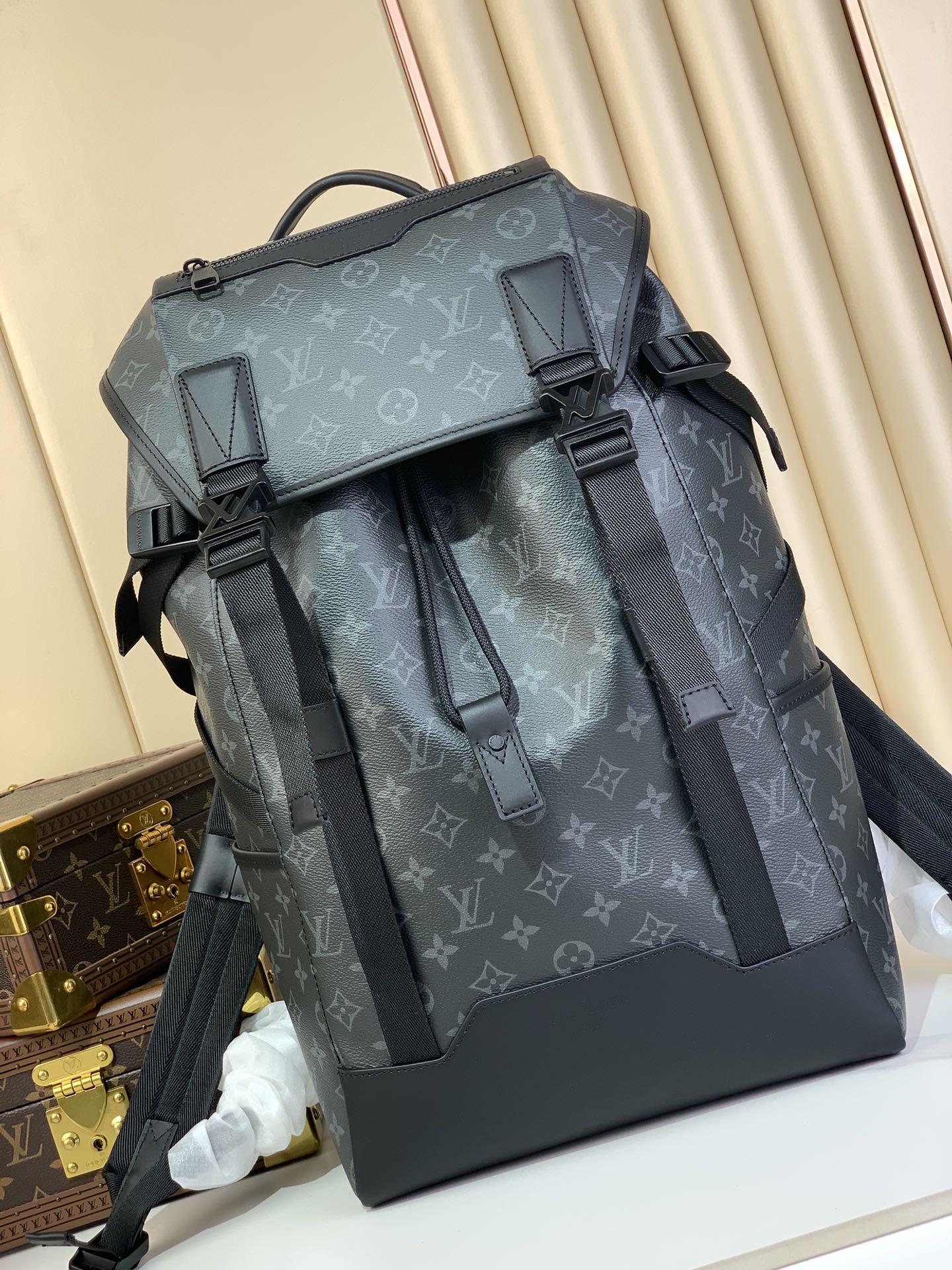 Stylish LOUIS VUITTON MONOGRAM ECLIPSE REVERSE PM in Chic Gray