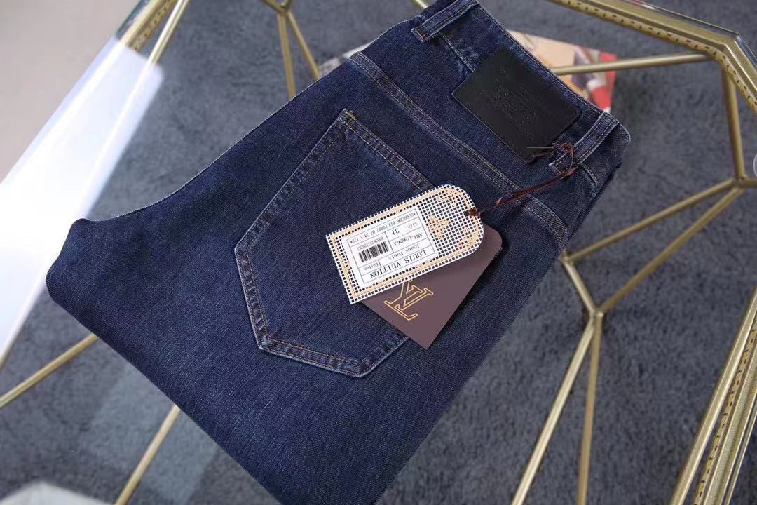 Dehnbarer Denim mit geflickten Initialen