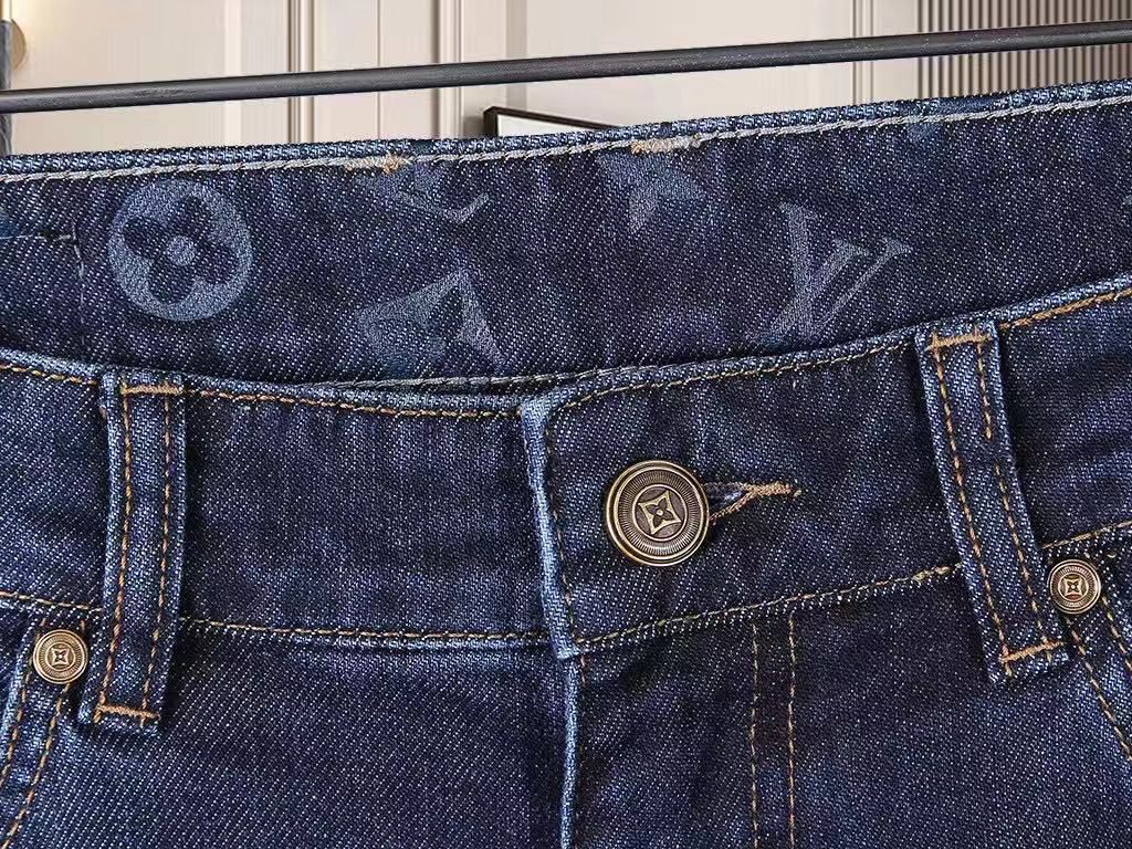 Dehnbarer Denim mit geflickten Initialen