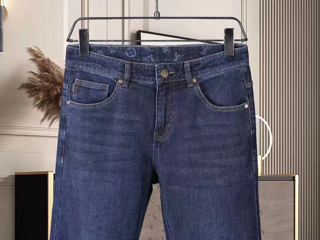 Dehnbarer Denim mit geflickten Initialen