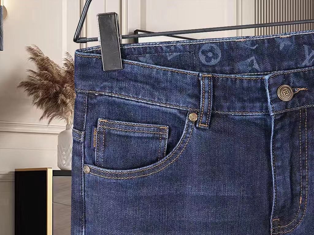 Dehnbarer Denim mit geflickten Initialen