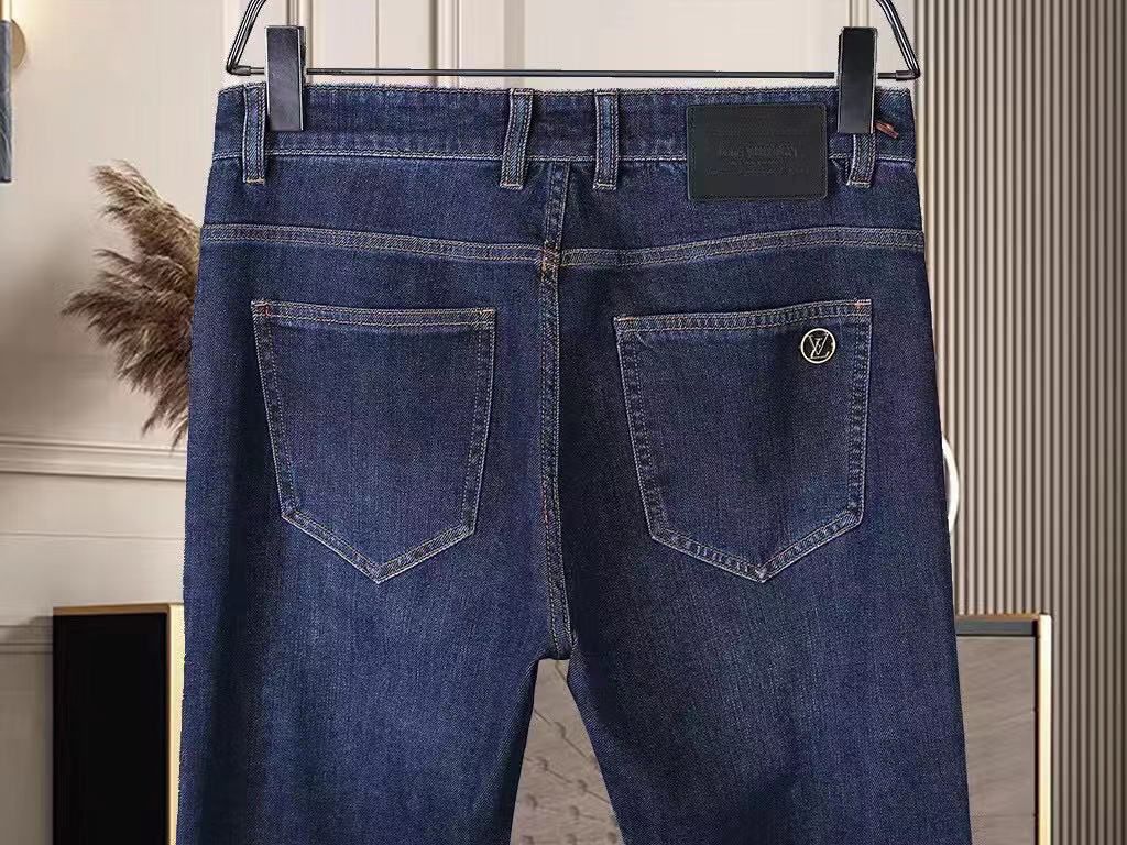 Dehnbarer Denim mit geflickten Initialen