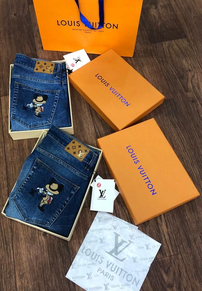 Stilvolle Jeans mit besticktem Monogramm