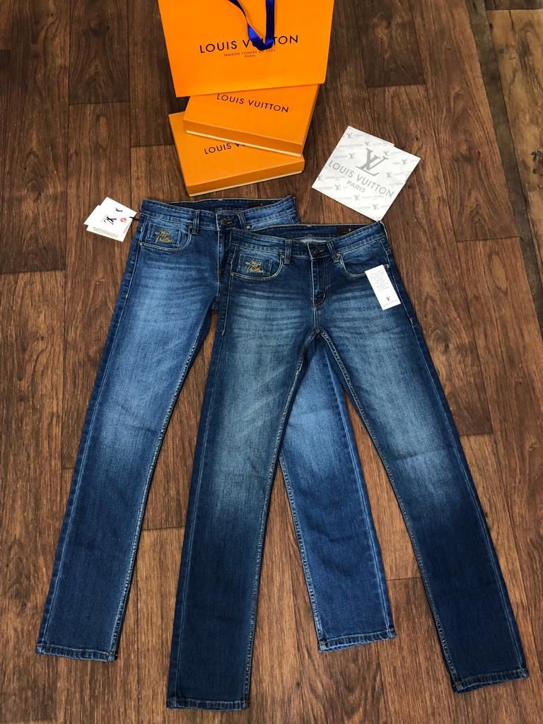 Stilvolle Jeans mit besticktem Monogramm